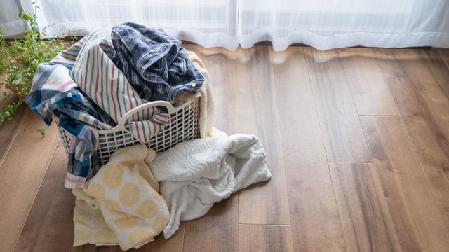 洗濯物が山積みになったランドリールームのイメージ ※この画像はイメージです（aomas/stock.adobe.com）