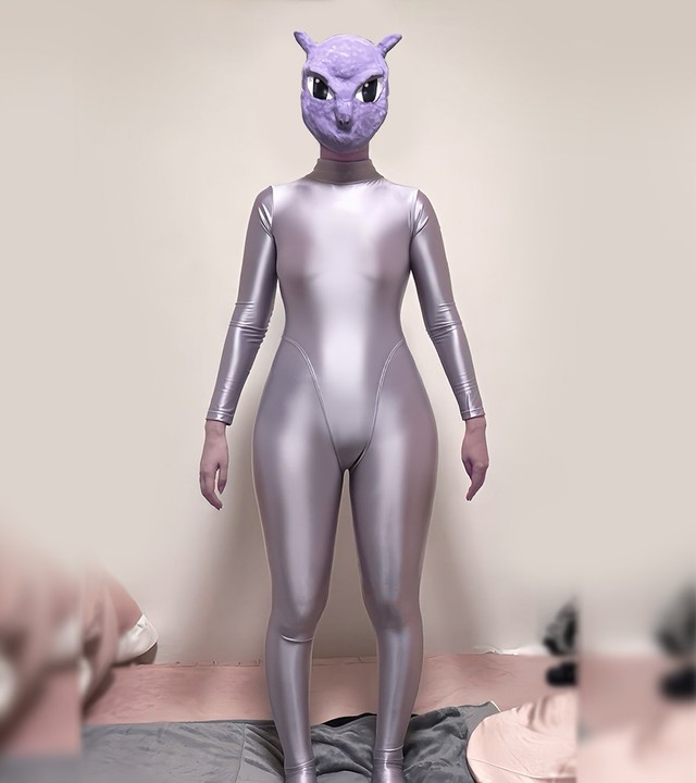 自作のお面をつけたミュウツーのコスプレを披露／べあもりゆるもさん提供