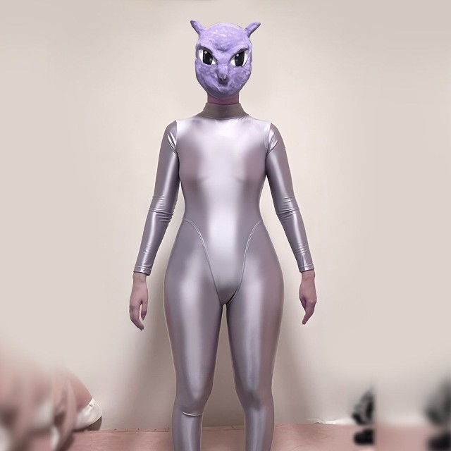 自作のお面をつけたミュウツーのコスプレを披露／べあもりゆるもさん提供