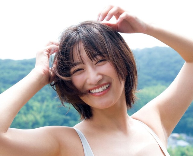 「FLASH」（25年7月29日発売号）で表紙＆巻頭・巻中を飾った榎原依那ⓒ光文社／週刊FLASH（写真・Takeo Dec.）