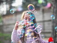 「女の子らしさ」が怖くなった、少女時代の暗い思い出を呼び起す色