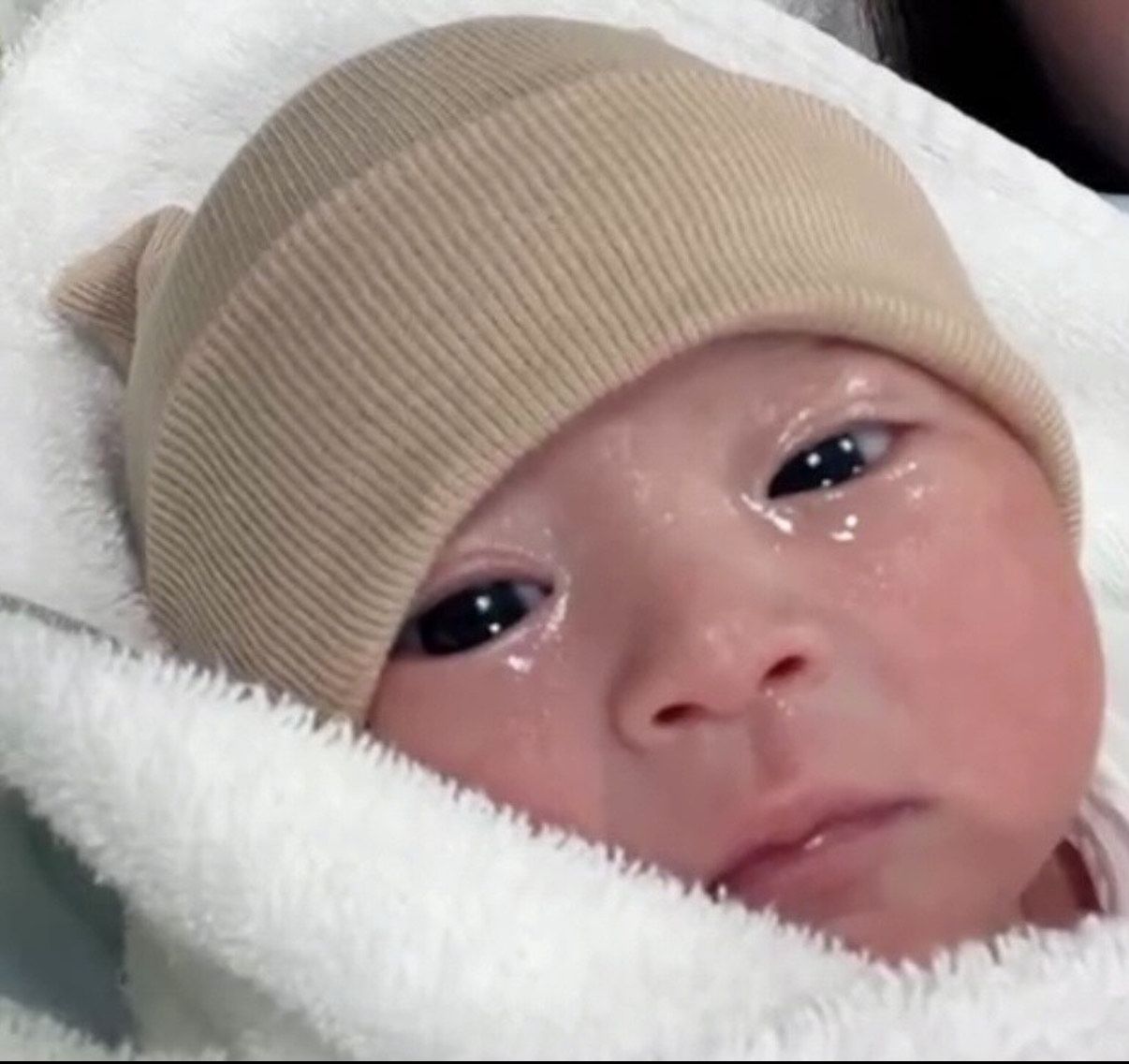 お目目くりくりですねぇ〜」看護師さんも驚いた赤ちゃん 生後3日でお顔