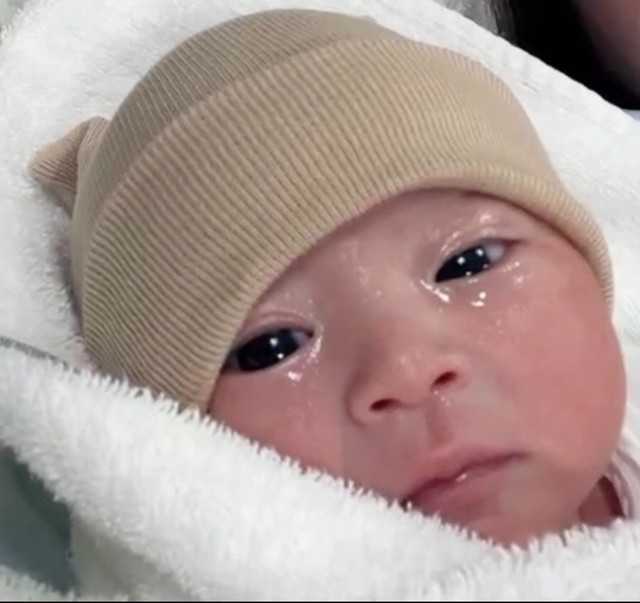 生まれたばかりの生後1時間のえなちゃん／Ayakaさん（@_ta107）提供