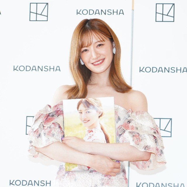 写真集の発売記念会見に登場した中田花奈