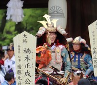 神戸市内で行われた楠公武者行列に、楠木正成役で参加した兵庫県の斎藤元彦知事