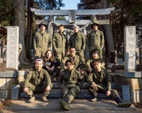 神社の前に集まったFJPのメンバー（提供：FJP）