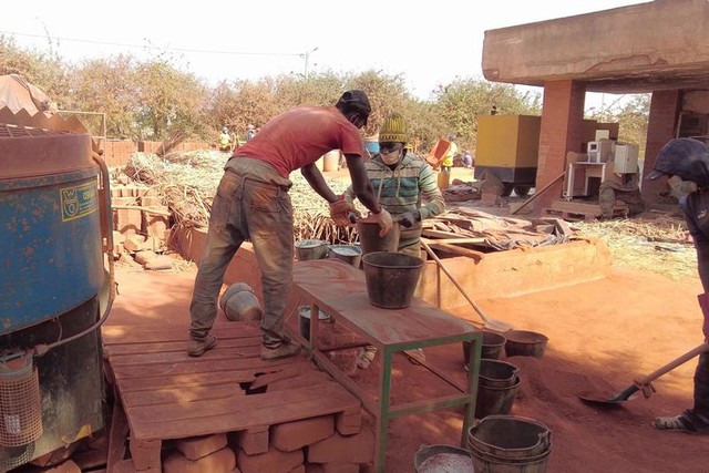 土れんがの材料となるラテライトを運ぶ「エレメンテール」の作業員ら＝2023年12月23日、セネガル西部、荒ちひろ撮影