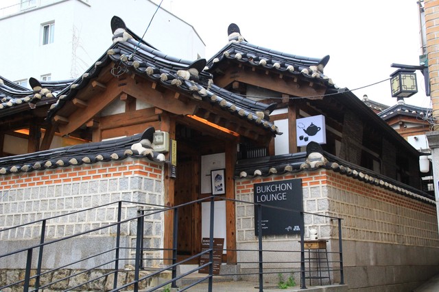 伝統的な韓屋カフェ「Cha-Cha Tea Club 北村ラウンジ」。ひっそりと坂の上に佇みます。