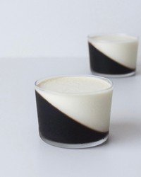 器を斜めにしてコーヒーゼリーを固めてから、パンナコッタ生地を固めました（提供：uka.さん）