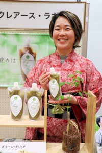 モリンガと甘酒を使った飲み物を商品化した森垣さん（福知山市駅前町）