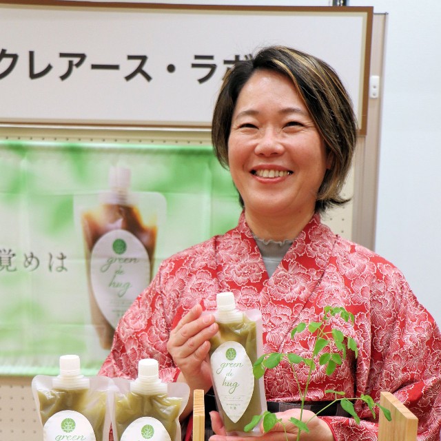 モリンガと甘酒を使った飲み物を商品化した森垣さん（福知山市駅前町）