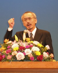 「夜回り先生」（2004年）出版後も、全国各地で講演を続けてきた水谷修氏＝兵庫・小野市民会館（2007年撮影）