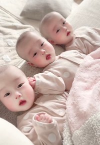 三つ子ちゃんの寝起きはこんな感じ♡（提供：@tripletpapa3さん）