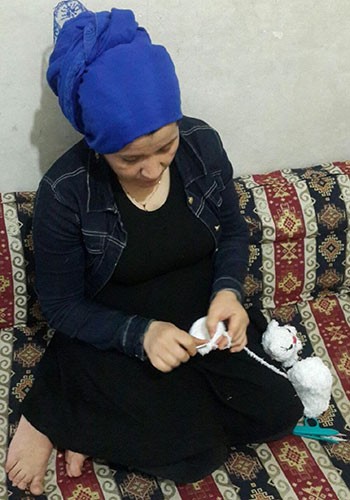 ぬいぐるみをつくる難民の母親。「日本の方達が難民問題をより身近に感じられるようにとお願いして、特別に撮っていただいた写真です」と菊地さん