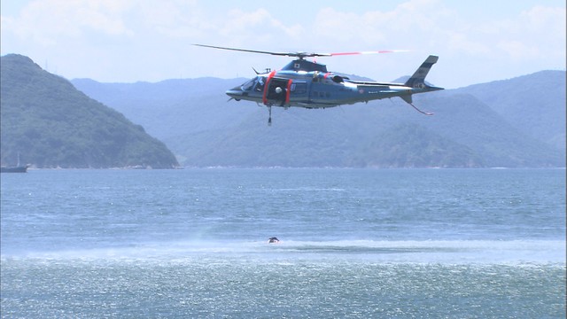 警察官が海水浴場で救助訓練　ヘリコプターを使って水難者を捜索も　岡山・玉野市