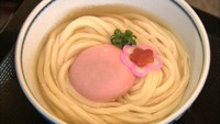 新年の幸せを願う「年明けうどん」スタート赤いあん餅が入ったうどんも　高松市
