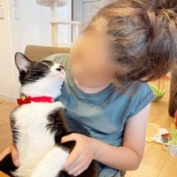 娘さんに抱っこされるまるもちゃん（画像提供：neveさん）