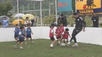キッズピッチでサッカーを楽しむハーフナー・マイクさんと園児