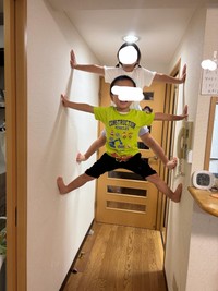 きょうだいで仲良く壁登り／投稿主さん提供