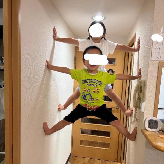きょうだいで仲良く壁登り／投稿主さん提供
