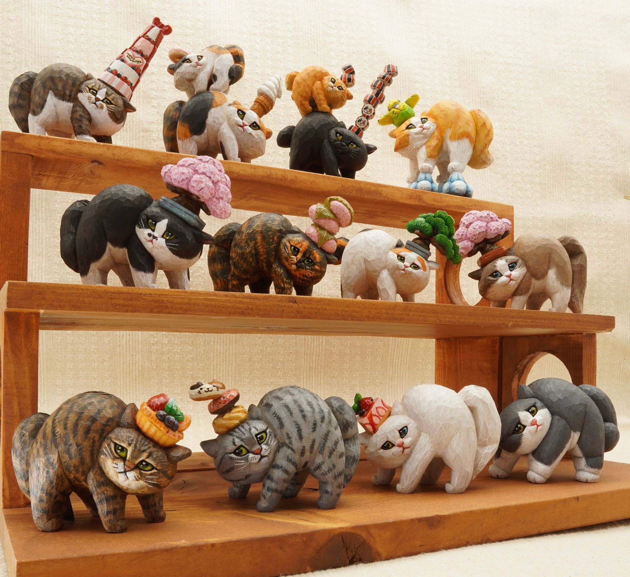 やんのかステップ」を再現した手乗りサイズの木彫り猫が人気 制作した