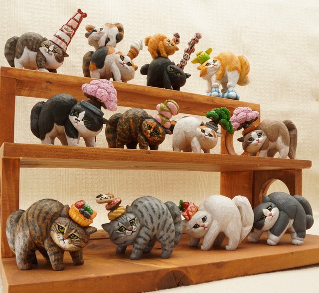 「やんのかステップ木彫り猫」の作品たち。福岡県糸島市のふるさと納税返礼品にも採用されている（HITOMIKOさん提供）