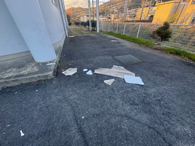 落下した軒天ボード　提供：香川県