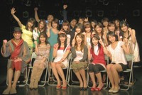 グラビアアイドル軍団の大原かおり（中央右）＝2007年