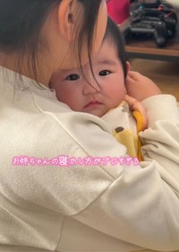 ママをじーっと見つめる妹ちゃん（提供：＠mmm_071929さん）

