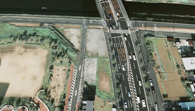 2007年1月1日の航空写真　道路が貫通していた頃（4車線ある「あびこ筋」のすぐ左に見える川沿いの丁字路）　（C）Google