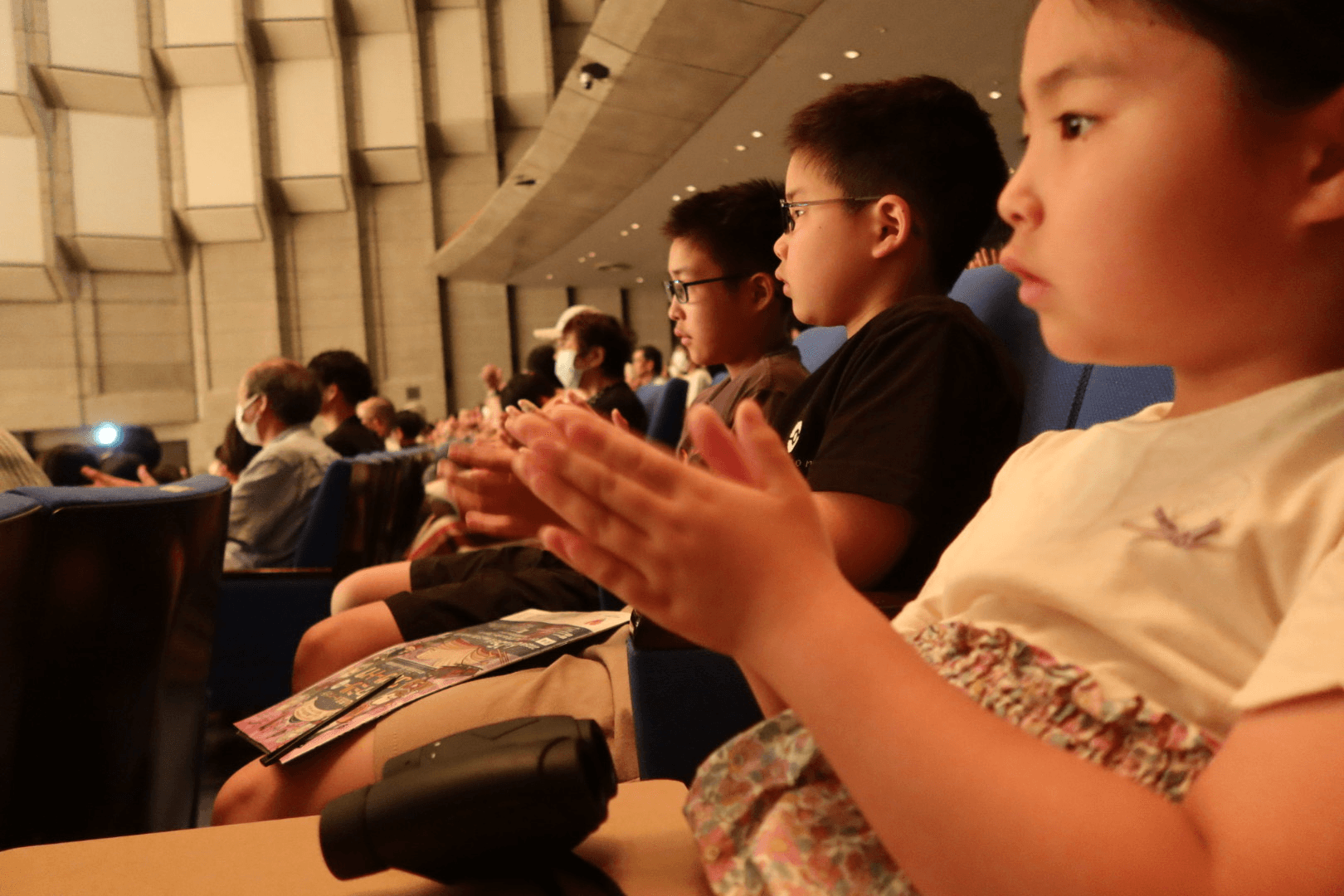 トヨタ）音楽演奏を鑑賞する子どもたち