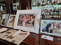 大分で撮影され、後藤郁が被写体となった写真を展示した「アート展」＝都内