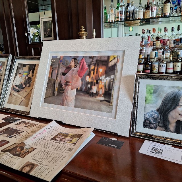 大分で撮影され、後藤郁が被写体となった写真を展示した「アート展」＝都内