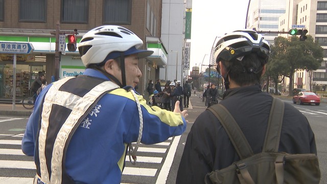 自転車のマナー向上を呼び掛ける香川県警　中央公園南交差点　高松市番町