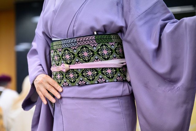 ファッションショーで披露されたパレスチナ刺繡帯=2025年5月、東京都渋谷区、小山幸佑撮影