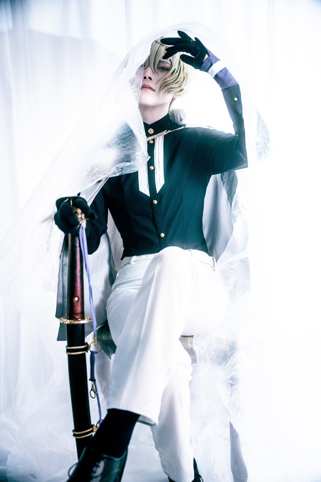 『刀剣乱舞』の髭切のコスプレをするしおらさん/Aさん（@aoharu1365）撮影