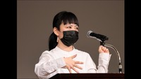 贈呈式でスピーチをするサイトウマドさん／朝日新聞社提供