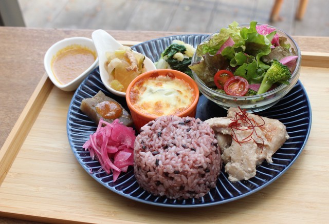 日によっておかずが変わるSHERIE CAFEのプレートランチ（1000円）