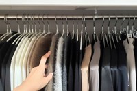 滑りにくいアーチ型ハンガーを使って収納力アップ※写真はイメージ(PhotoAC)