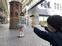 ハートを射抜くように光る棒を振る記者