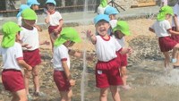 総社市の公園で噴水が稼働　地元の園児が水遊び「冷たくて気持ちいい」　岡山