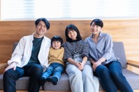 約4人に1人が「子どもの小学校入学に伴い、就業スタイルに何らかの変化があった」　※画像はイメージです（milatas/stock.adobe.com）