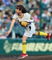 始球式を務めた河野万里奈＝甲子園（撮影・山口登）
