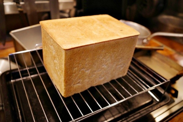 「今度は四角すぎるパンに」新たに焼いた食パン（画像提供：かにさん）