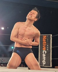 前田瑠美の猛攻で悶絶するアントニオ小猪木＝東京・新宿FACE