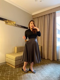 ふんわり広がるフレアシルエットで酒瓶を収納するヴァージニースカート