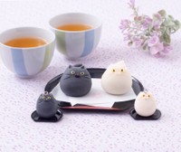 「ねこたま」のガシャポン作品と実物との練り切りを並べて。 ※三宅さん提供