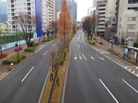 中央分離帯等が設けられ、自動車の通行が往復の方向別に分離されている一般道路の例／警察庁のHPより