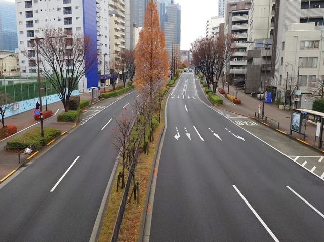 中央分離帯等が設けられ、自動車の通行が往復の方向別に分離されている一般道路の例／警察庁のHPより