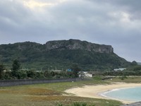 神聖な場所ティンダバナがそびえる